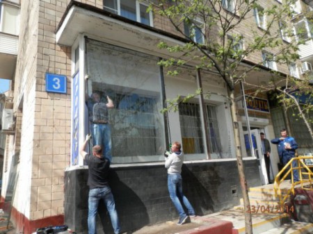 замена стекол, замена стекол на высоте, фасад магазина  Продукты, Москва, ул. Советской Армии, д. 3